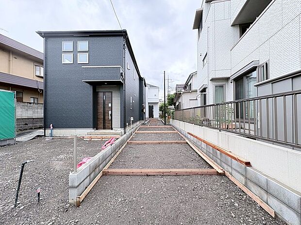 周囲の環境に溶け込みつつ、これから自分らしい暮らしを形作っていく期待感が高まる外観です。