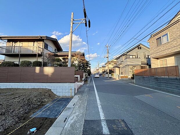 車通りの少ない閑静な住宅地、のびのびした子育てに適します。