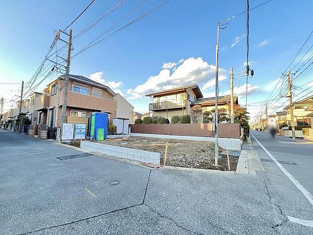 青空と雲が広がる、心地よい住環境がここにあります。