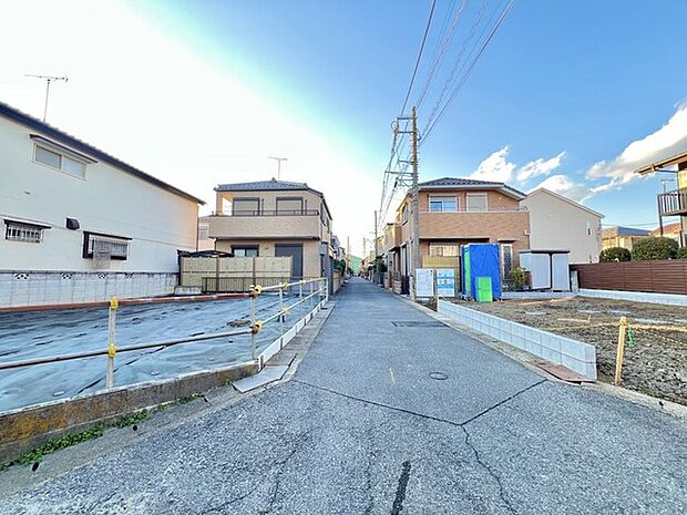 幹線道路から1本入った現地は、想像以上に静かに感じられます。