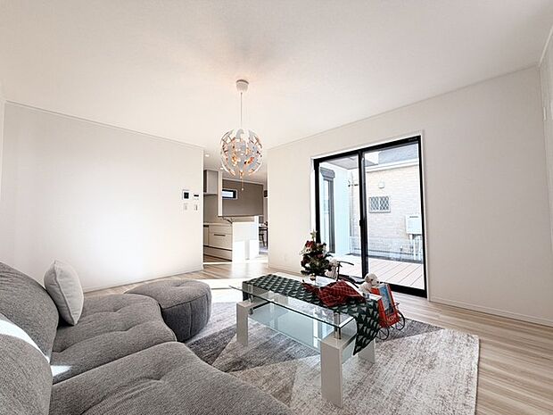 たっぷりの陽光と、心地よい風が舞い込みます。