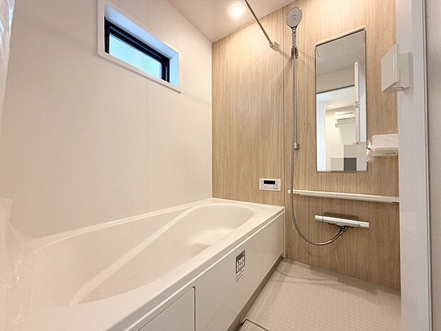 浴室は湿気がたまりやすく、換気扇だけでは心配。。。窓をあければお風呂がカラっと乾きます。