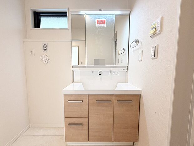 お出かけ前の身だしなみに一歩差がつく三面鏡。