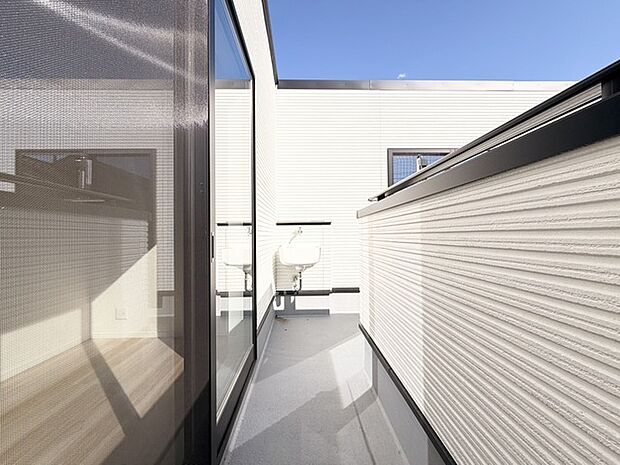 空へと広がる青いキャンバス、静寂に包まれた清潔感あふれる空間。