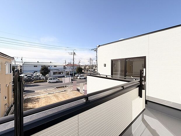 広がる空の下、爽やかな風を感じる開放的な空間