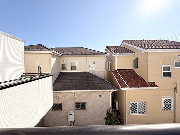 澄み渡る青空の下、穏やかな光に包まれる住まい
