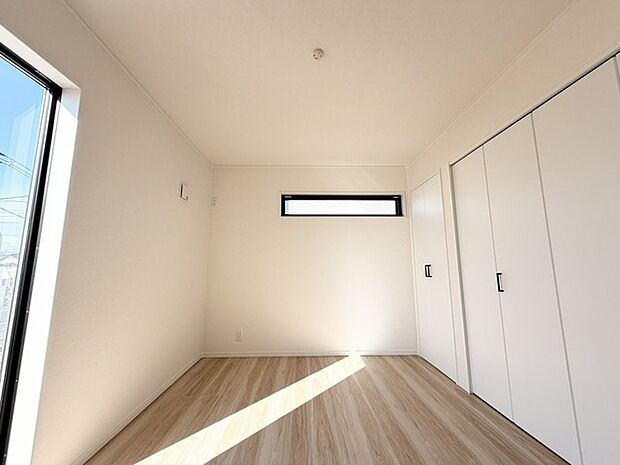 新築の木の匂いのする室内。写真では伝わらないので、ぜひ現地でお確かめください。