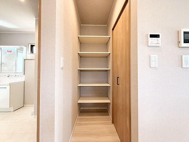 整然とした棚と温かみのある木製ドアが、心地よい空間を演出します。