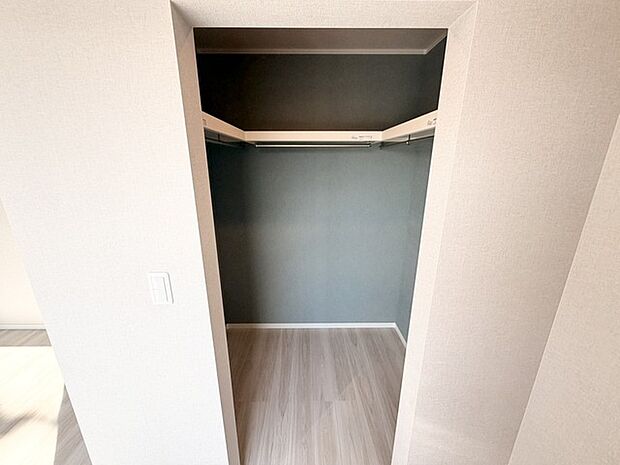 落ち着いた壁の色と木目の床が調和する、広々とした空間。