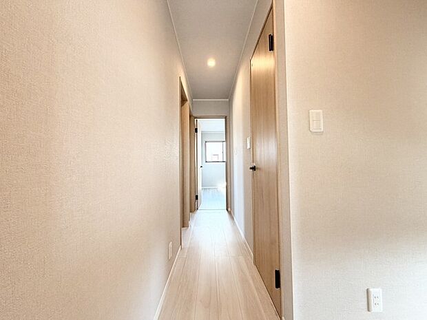 温かみのある空間に吸い込まれるような、心地よい廊下