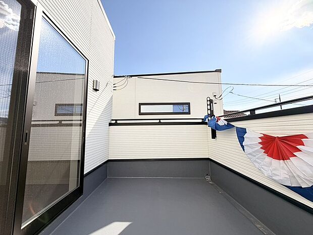 らくらくお洗濯を助ける広いバルコニー。