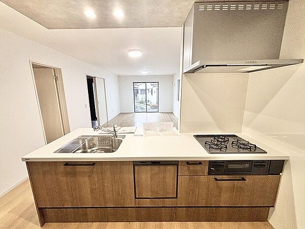 洗練された木目調の質感が空間に温もりを添え、日々の暮らしに心地よい調和をもたらす開放的な住まいです。
