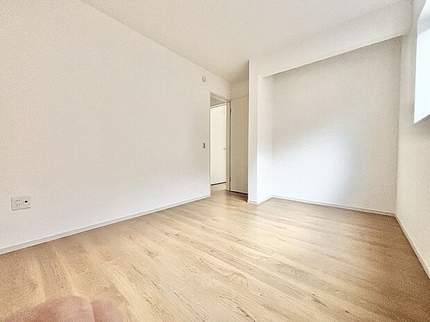 無駄な要素を削ぎ落としたシンプルな空間が、住む人の感性を引き立てる穏やかな余白を感じさせます。