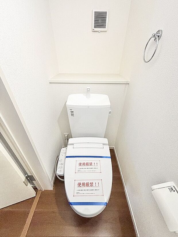 清潔感のある白を基調とした、シンプルで整然とした空間が広がっています。