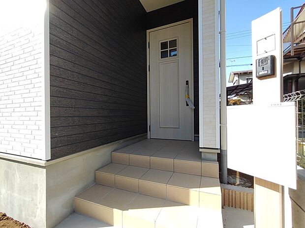 静かな佇まいが、訪れる人を優しく迎える玄関。