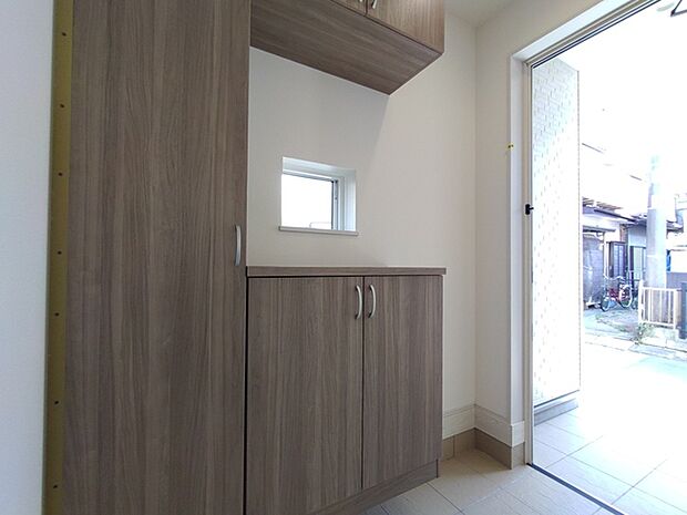 木の温もり感じる空間、心地よい日差しが優しく差し込みます。