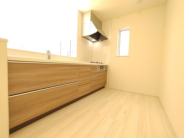 温かみのある木目調で、居心地の良い空間が広がります。