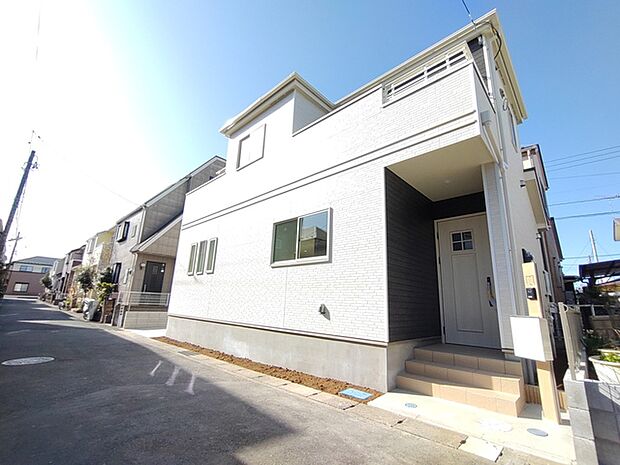 穏やかな街並みに調和する、洗練された外観。