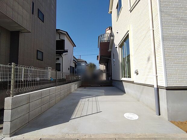 澄み渡る空の下、清々しい風が通り抜ける心地よい空間。