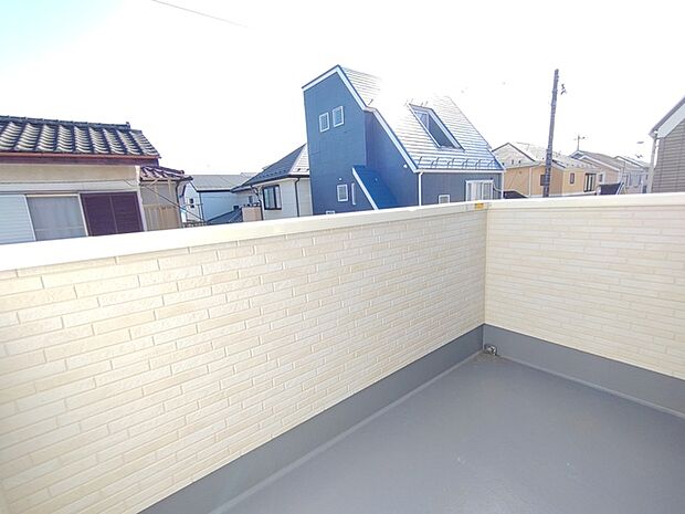 開放感のあるバルコニーから心地よい風を感じて