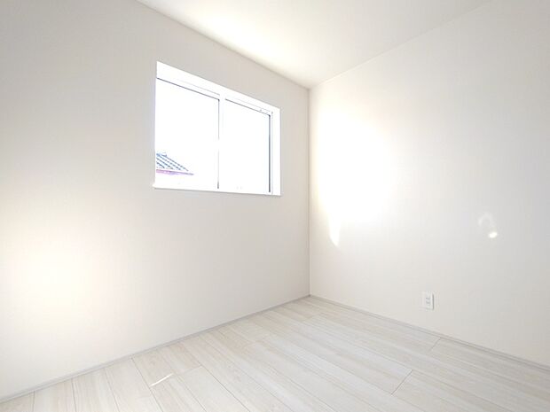 窓から広がる心地よい明るさと、清々しい空間に包まれるひととき。