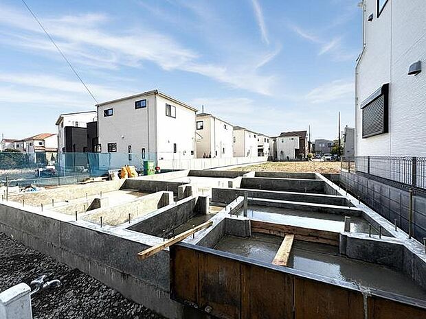 広々とした空の下、未来への礎が静かに育まれています。