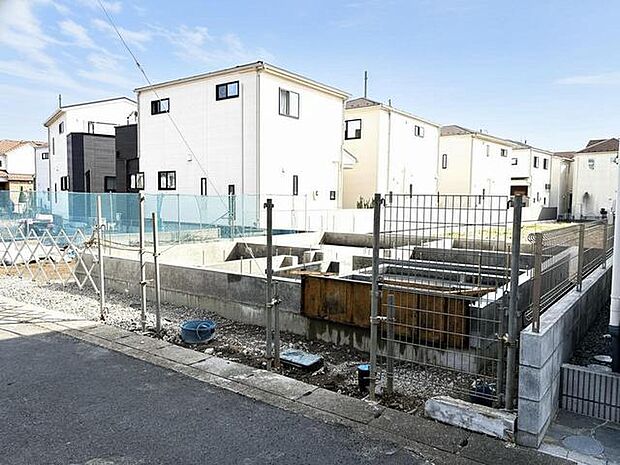 新しい住まいが生まれる、活気ある街並み