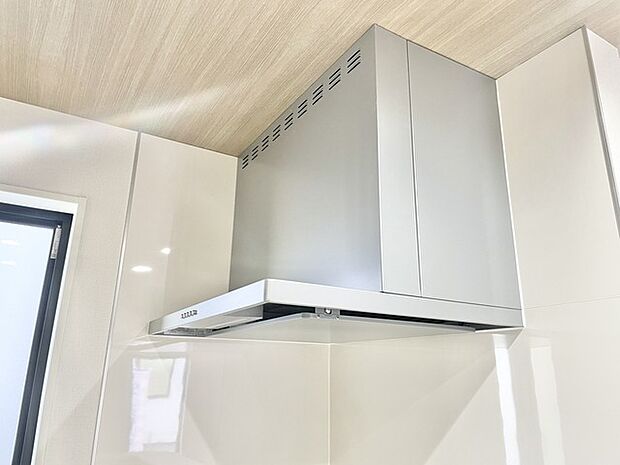 柔らかな木目調の天井が、空間に温かみと奥行きを与えます。