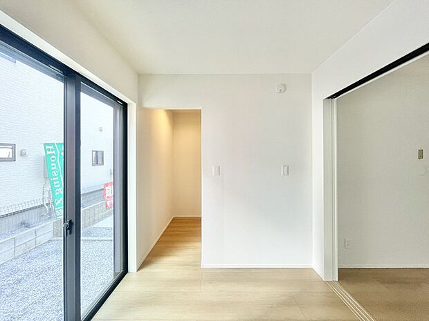 開放的な窓から心地よい光が広がる、洗練された空間。