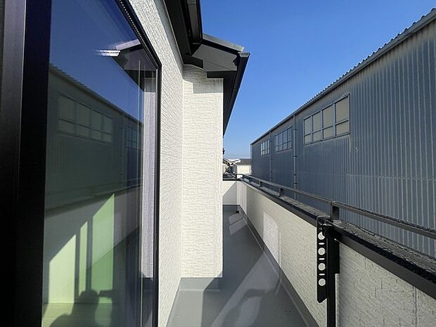 外からの視線を遮り、穏やかな光が広がるプライベート空間。