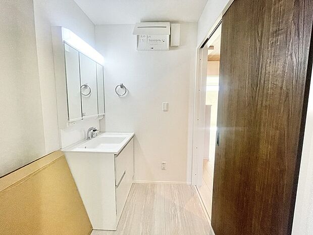 洗練された空間に、温かみのある木目が調和する、落ち着きある日々が始まる場所。