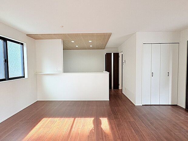 南側に庭スペースがあり日当たり良好な17帖のLDKです。