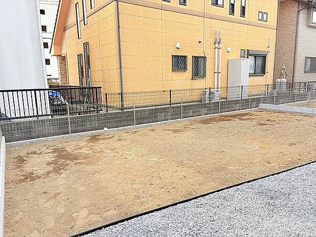 南側にとった広々した庭スペース