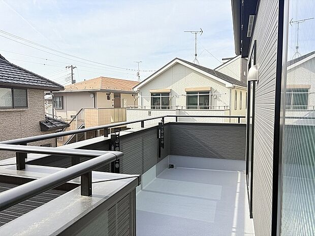 日当り良好で広いバルコニーです。