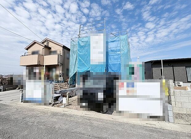 青いシートに包まれ、未来への期待が膨らむ建築現場
