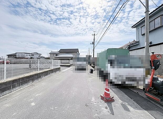 穏やかな空の下、広がる空と街並みが心地よい風を感じさせます。