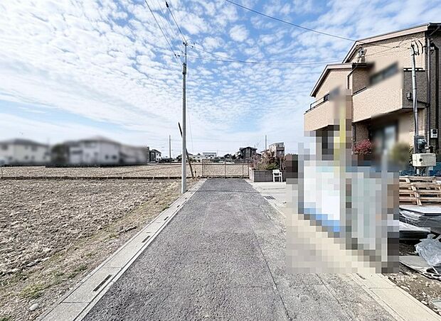 広がる空と、静かに佇む街並み。