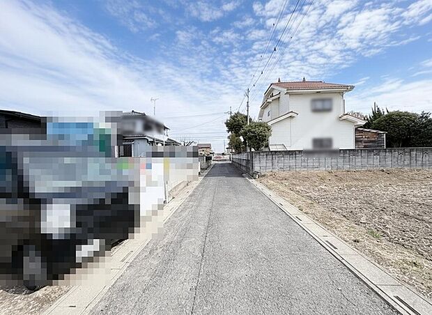 穏やかな空の下、心地よい風が吹き抜ける静かな住宅街。