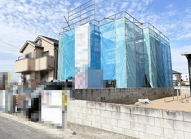 青いシートが覆う、未来への期待感が広がる空間。