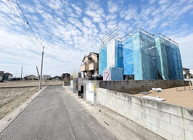 青いシートに包まれた、未来への期待が膨らむ空間