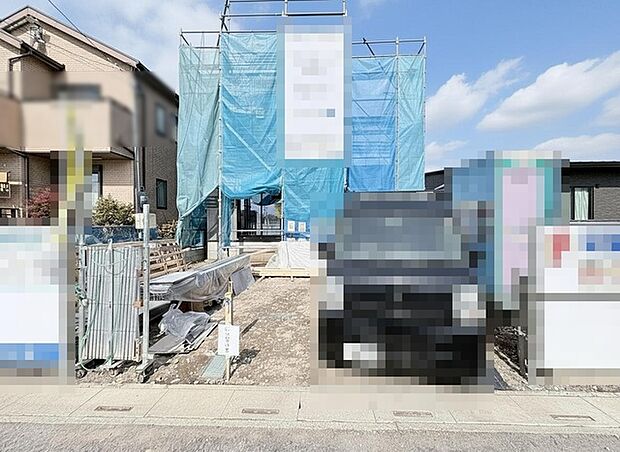 空に映える青いシートが、新たな暮らしの始まりを予感させます。