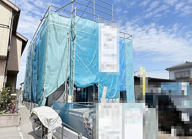 空と工事用シートのコントラストが印象的な、未来が形作られる場所。