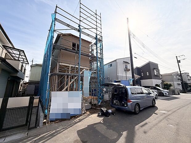 新しい暮らしが始まる、静かな街並みに佇む邸宅。