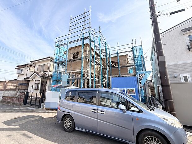 建設中の新しい住まい、未来への期待が膨らむ風景