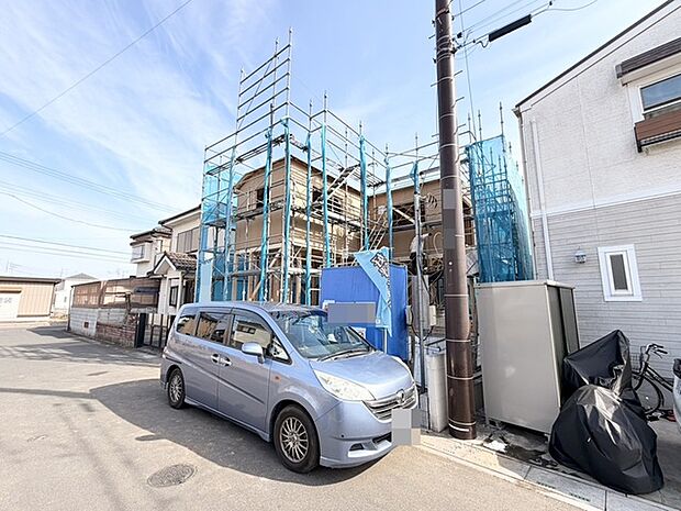 青空の下、新しい暮らしが始まる予感に満ちた街並み