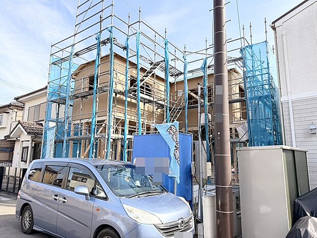 建築中の街並みが、新しい暮らしへの期待感を高めます