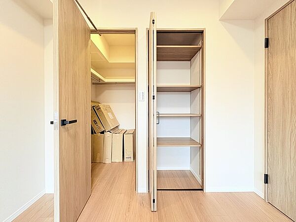 たっぷりの収納スペースで快適に暮らせそう。
