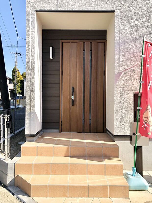 この扉を開けると、新築の木の匂いが待ってます。 