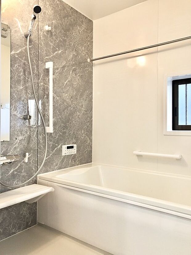 広々1坪タイプのゆったり浴室ユニット。防カビ・抗菌素材なのもうれしい。 