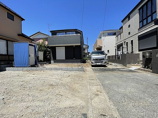 閑静な住宅街の一角にあり、建物同士の適度な距離感と空の広がりを感じられる開放的な敷地です。